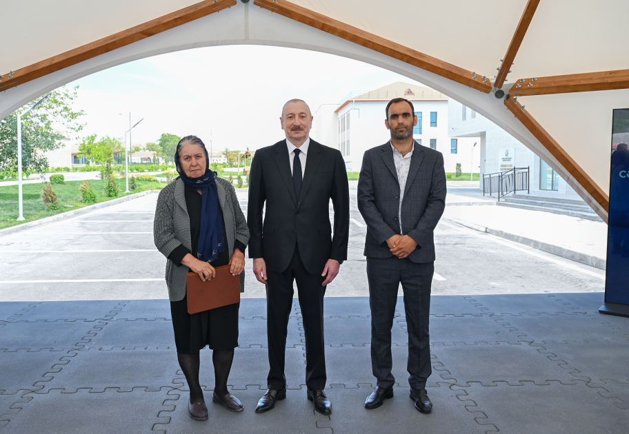 President Ilham Aliyev and First Lady Mehriban Aliyeva meet with residents moving to Shukurbeyli village in Jabrayil district (PHOTO)