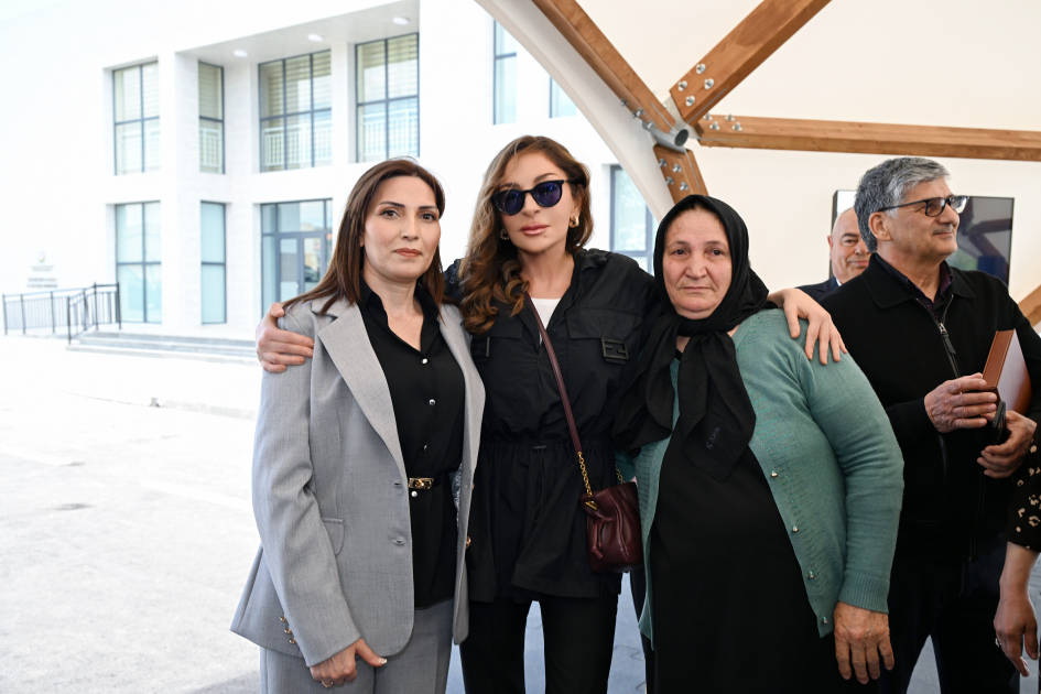 President Ilham Aliyev and First Lady Mehriban Aliyeva meet with residents moving to Shukurbeyli village in Jabrayil district (PHOTO)