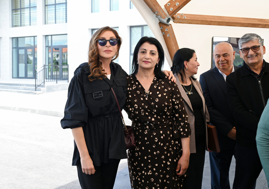 President Ilham Aliyev and First Lady Mehriban Aliyeva meet with residents moving to Shukurbeyli village in Jabrayil district (PHOTO)