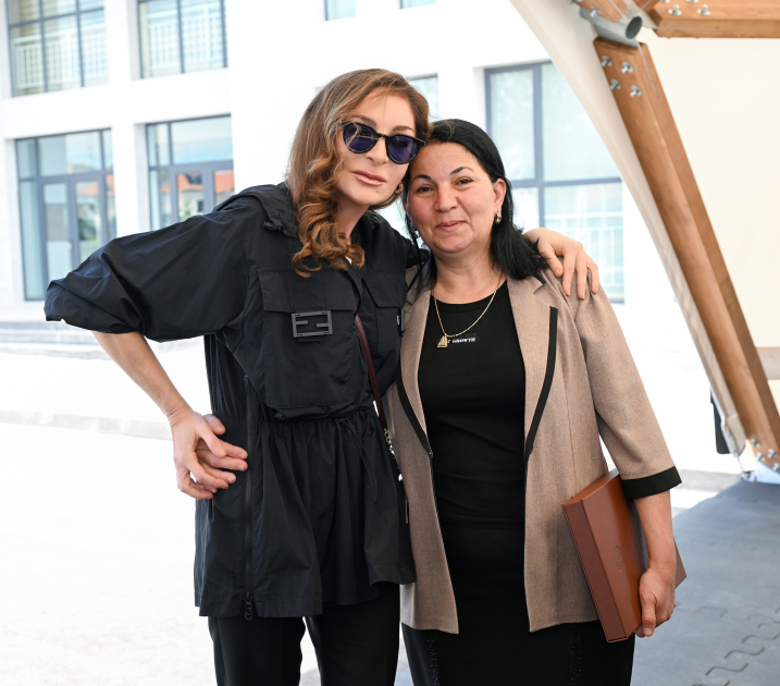 President Ilham Aliyev and First Lady Mehriban Aliyeva meet with residents moving to Shukurbeyli village in Jabrayil district (PHOTO)