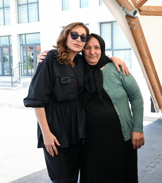 President Ilham Aliyev and First Lady Mehriban Aliyeva meet with residents moving to Shukurbeyli village in Jabrayil district (PHOTO)