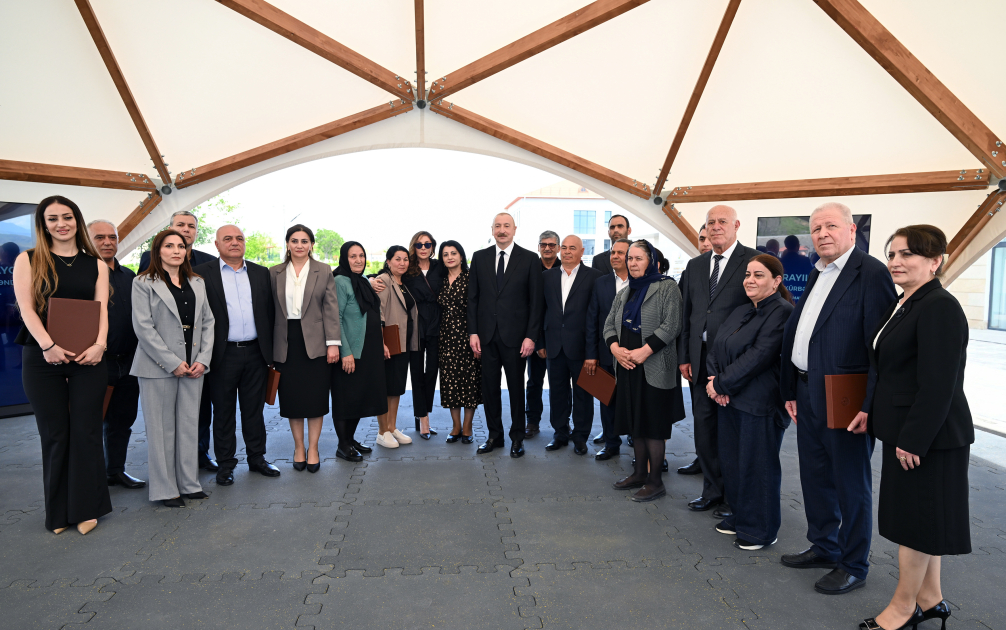 President Ilham Aliyev and First Lady Mehriban Aliyeva meet with residents moving to Shukurbeyli village in Jabrayil district (PHOTO)
