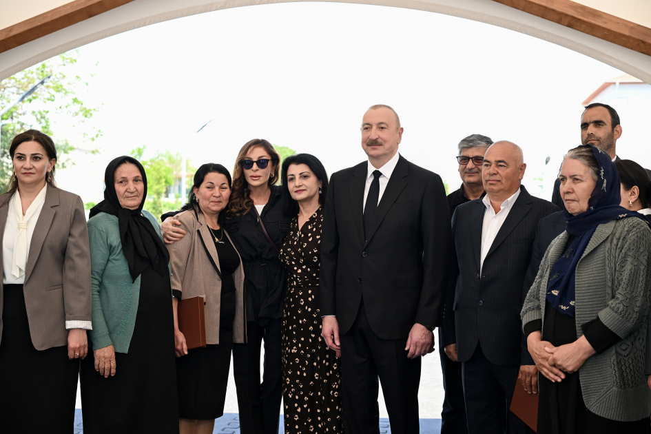 President Ilham Aliyev and First Lady Mehriban Aliyeva meet with residents moving to Shukurbeyli village in Jabrayil district (PHOTO)