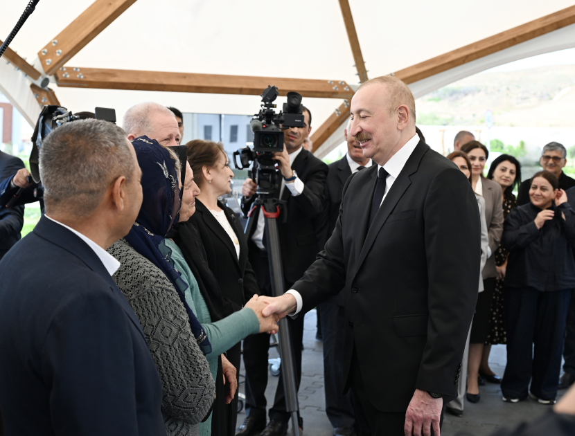 President Ilham Aliyev and First Lady Mehriban Aliyeva meet with residents moving to Shukurbeyli village in Jabrayil district (PHOTO)