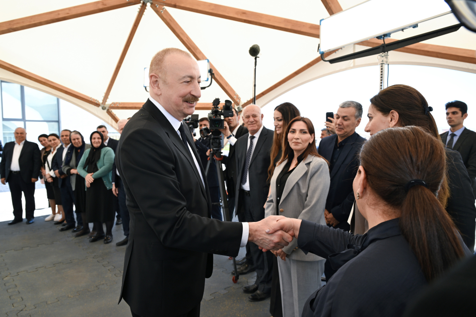 President Ilham Aliyev and First Lady Mehriban Aliyeva meet with residents moving to Shukurbeyli village in Jabrayil district (PHOTO)