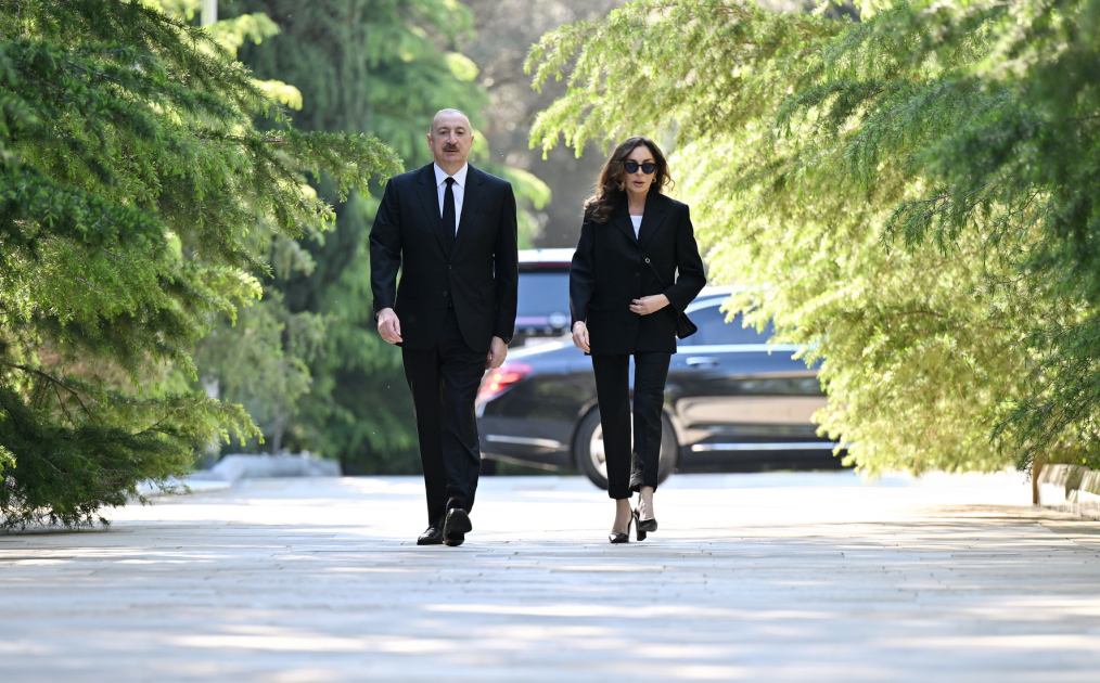 President Ilham Aliyev and First Lady Mehriban Aliyeva visit tomb of National Leader Heydar Aliyev at Alley of Honors (PHOTO/VIDEO)