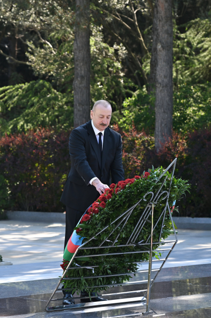 President Ilham Aliyev and First Lady Mehriban Aliyeva visit tomb of National Leader Heydar Aliyev at Alley of Honors (PHOTO/VIDEO)
