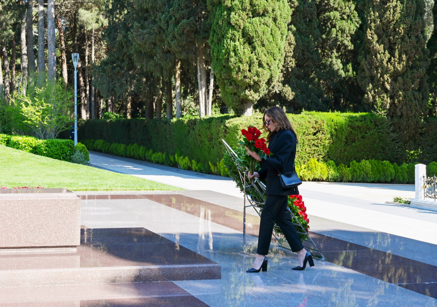 President Ilham Aliyev and First Lady Mehriban Aliyeva visit tomb of National Leader Heydar Aliyev at Alley of Honors (PHOTO/VIDEO)
