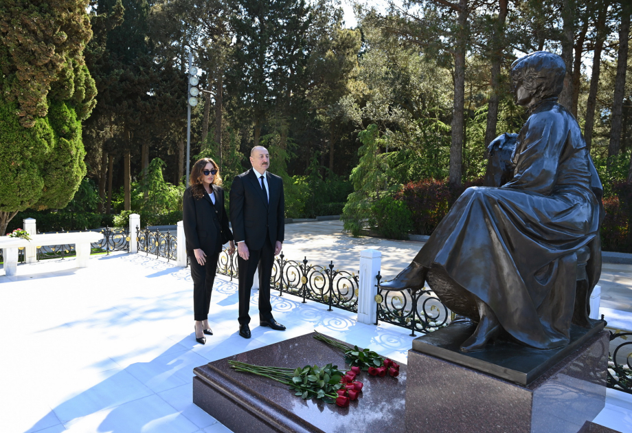 President Ilham Aliyev and First Lady Mehriban Aliyeva visit tomb of National Leader Heydar Aliyev at Alley of Honors (PHOTO/VIDEO)