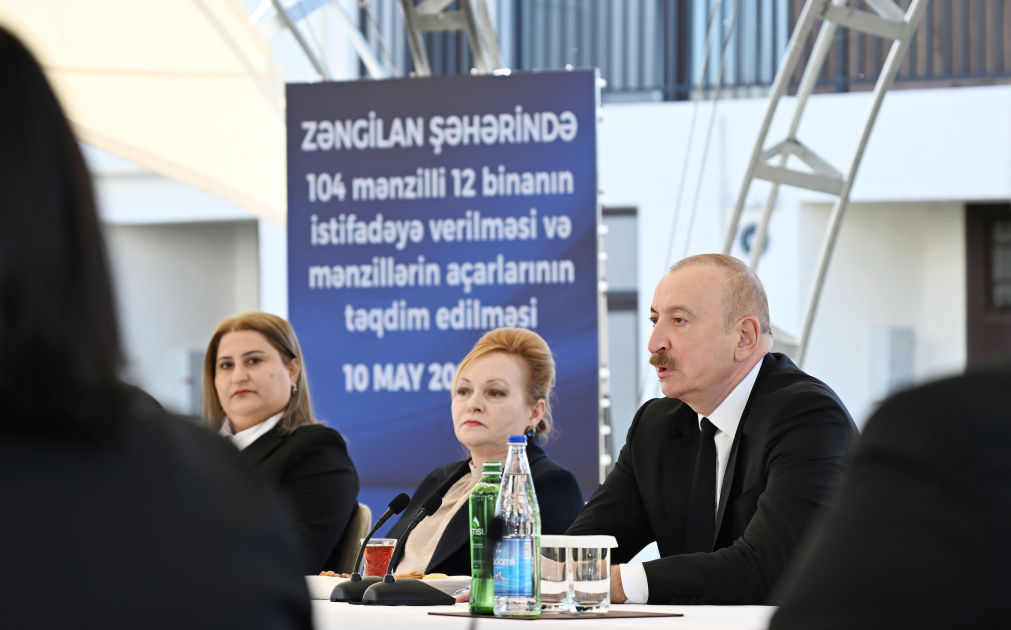 President Ilham Aliyev meets with families moving to first residential complex in Zangilan (PHOTO)