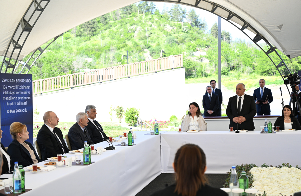 President Ilham Aliyev meets with families moving to first residential complex in Zangilan (PHOTO)
