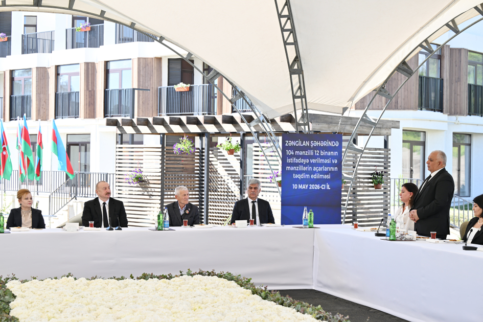 President Ilham Aliyev meets with families moving to first residential complex in Zangilan (PHOTO)