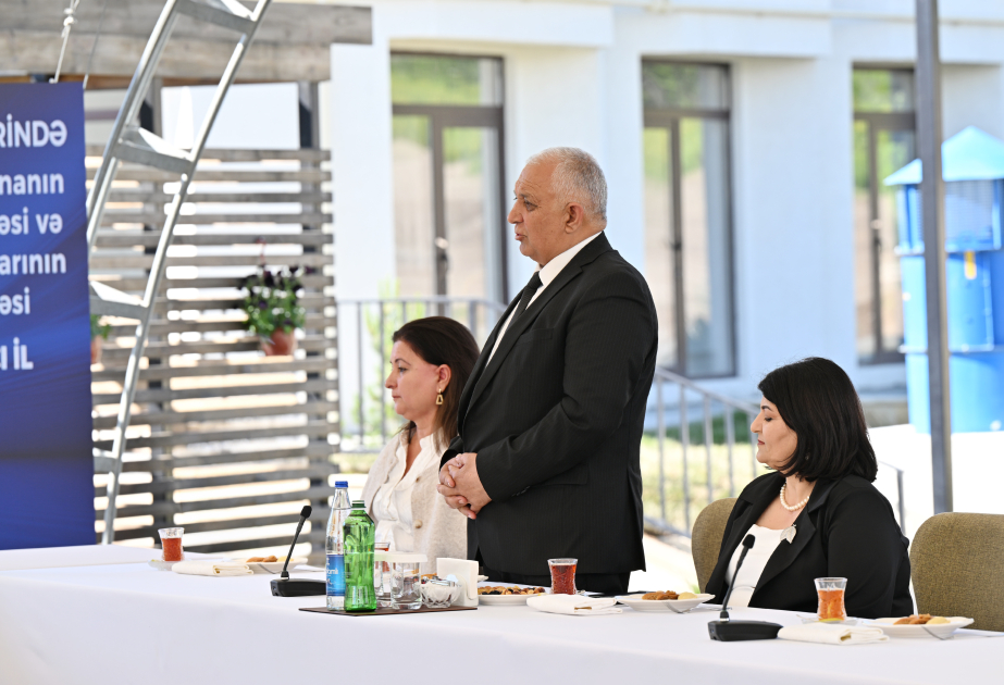 President Ilham Aliyev meets with families moving to first residential complex in Zangilan (PHOTO)