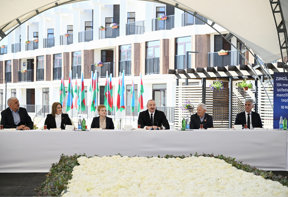 President Ilham Aliyev meets with families moving to first residential complex in Zangilan (PHOTO)