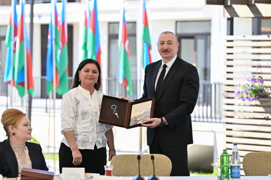 President Ilham Aliyev meets with families moving to first residential complex in Zangilan (PHOTO)
