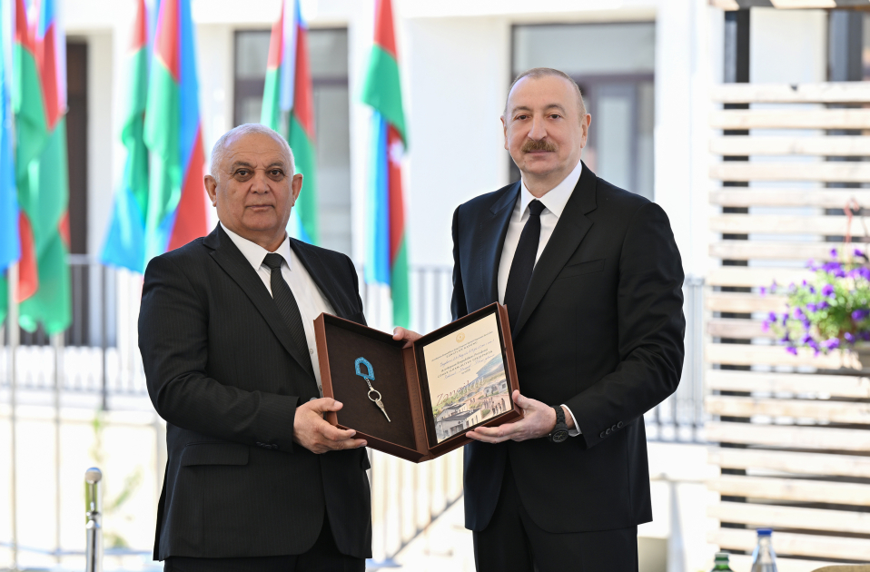 President Ilham Aliyev meets with families moving to first residential complex in Zangilan (PHOTO)