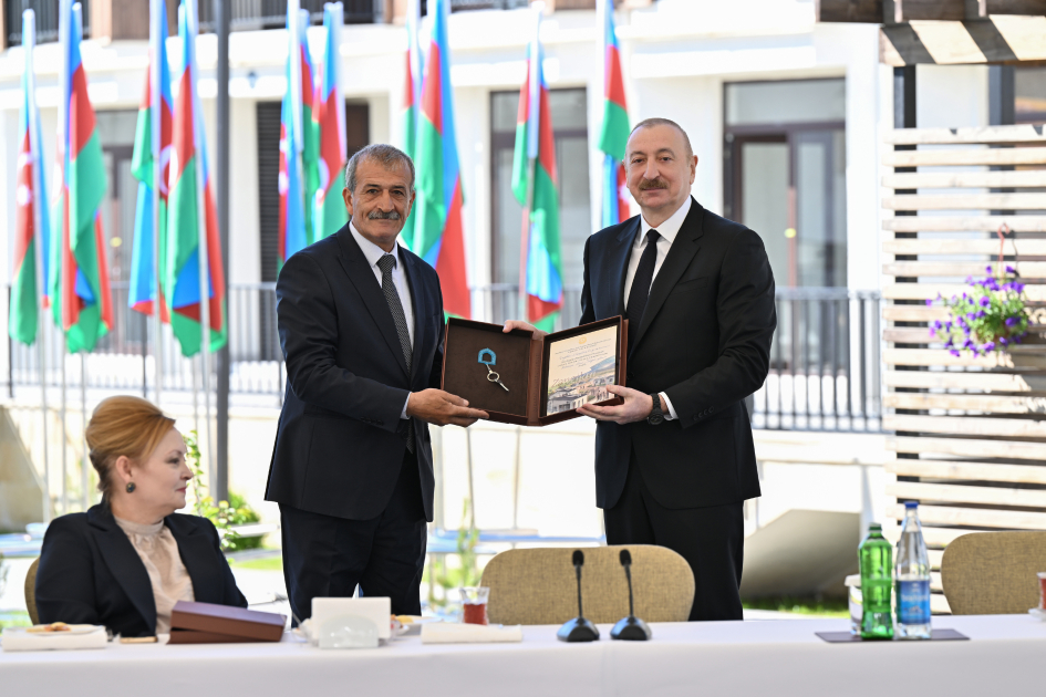President Ilham Aliyev meets with families moving to first residential complex in Zangilan (PHOTO)