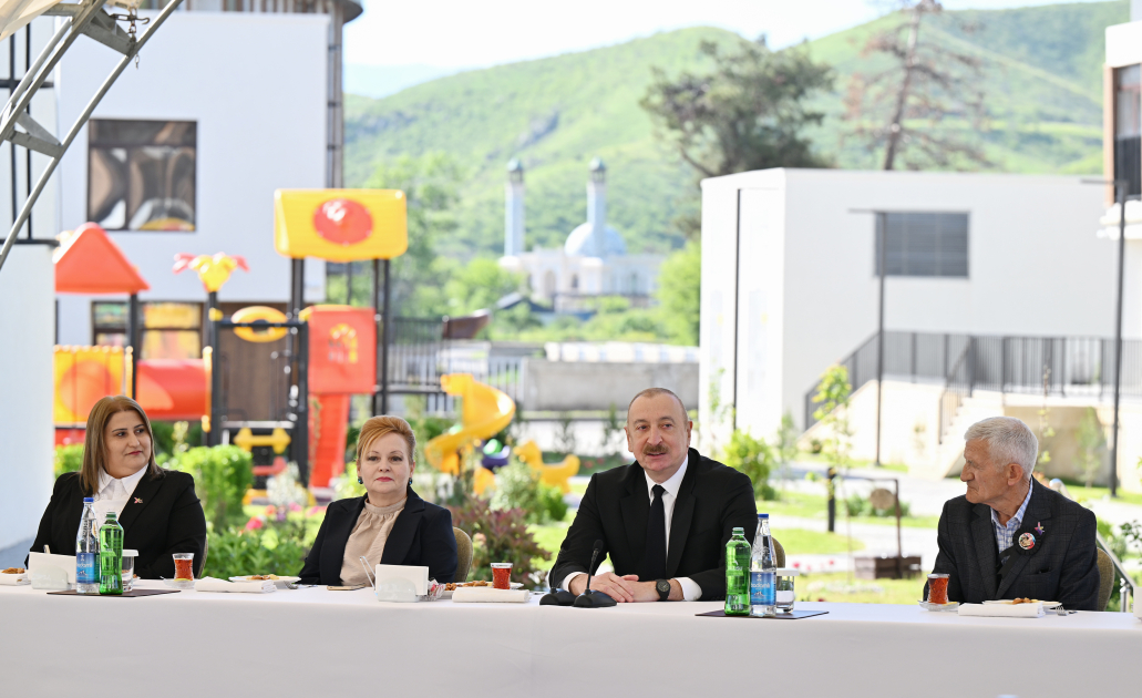 President Ilham Aliyev meets with families moving to first residential complex in Zangilan (PHOTO)