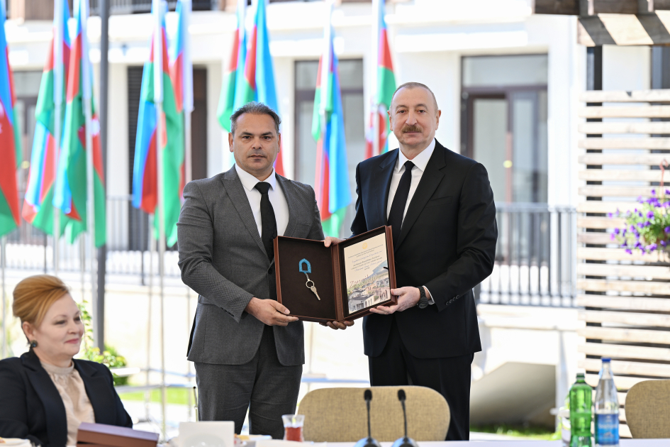 President Ilham Aliyev meets with families moving to first residential complex in Zangilan (PHOTO)