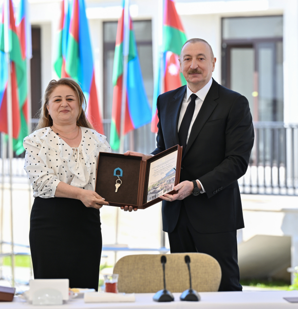 President Ilham Aliyev meets with families moving to first residential complex in Zangilan (PHOTO)