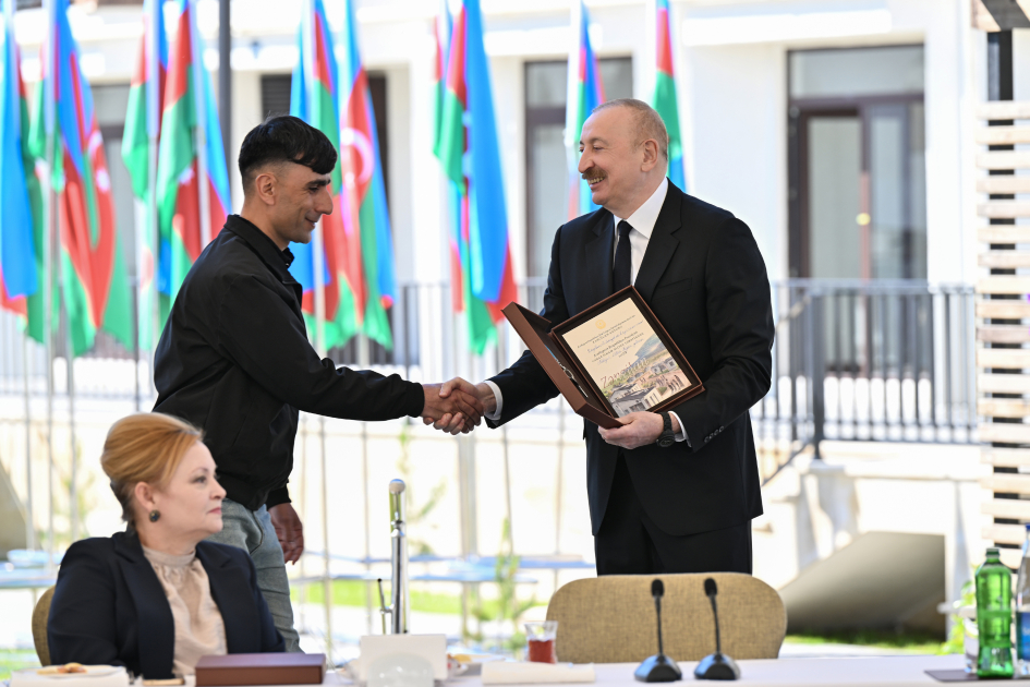 President Ilham Aliyev meets with families moving to first residential complex in Zangilan (PHOTO)