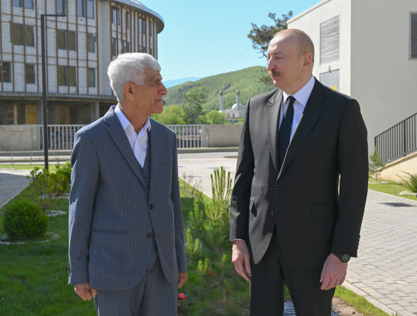 President Ilham Aliyev meets with families moving to first residential complex in Zangilan (PHOTO)