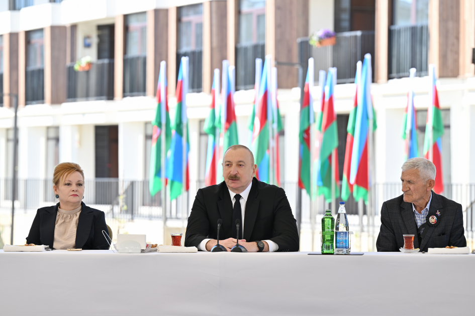 President Ilham Aliyev meets with families moving to first residential complex in Zangilan (PHOTO)