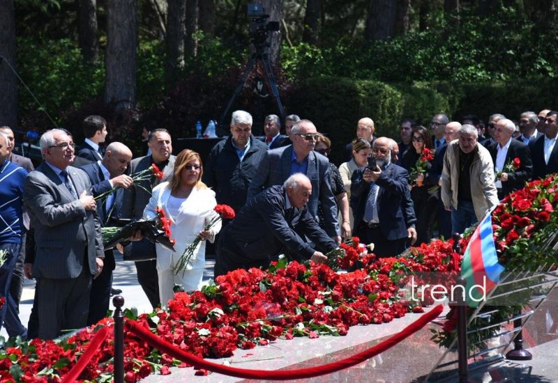 Azerbaijani people honor memory of National Leader Heydar Aliyev (PHOTO)