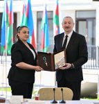 President Ilham Aliyev meets with families moving to first residential complex in Zangilan (PHOTO)
