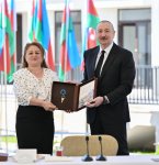 President Ilham Aliyev meets with families moving to first residential complex in Zangilan (PHOTO)
