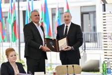 President Ilham Aliyev meets with families moving to first residential complex in Zangilan (PHOTO)