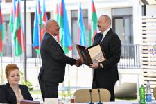 President Ilham Aliyev meets with families moving to first residential complex in Zangilan (PHOTO)