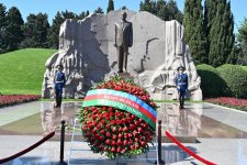 Azerbaijan’s state and government officials pay tribute to National Leader Heydar Aliyev (PHOTO)