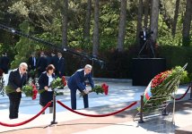 Azerbaijan’s state and government officials pay tribute to National Leader Heydar Aliyev (PHOTO)