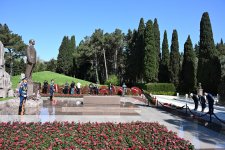 Azerbaijan’s state and government officials pay tribute to National Leader Heydar Aliyev (PHOTO)