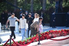 Azerbaijani people honor memory of National Leader Heydar Aliyev (PHOTO)