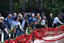 Azerbaijani people honor memory of National Leader Heydar Aliyev (PHOTO)