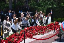 Azerbaijani people honor memory of National Leader Heydar Aliyev (PHOTO)