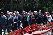 Azerbaijani people honor memory of National Leader Heydar Aliyev (PHOTO)