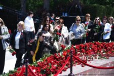 Azerbaijani people honor memory of National Leader Heydar Aliyev (PHOTO)