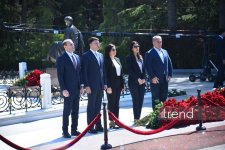 Azerbaijan’s state and government officials pay tribute to National Leader Heydar Aliyev (PHOTO)