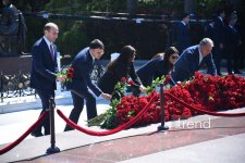 Azerbaijan’s state and government officials pay tribute to National Leader Heydar Aliyev (PHOTO)