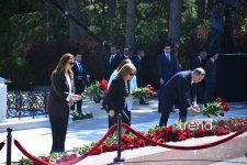 Azerbaijan’s state and government officials pay tribute to National Leader Heydar Aliyev (PHOTO)