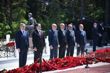 Azerbaijan’s state and government officials pay tribute to National Leader Heydar Aliyev (PHOTO)