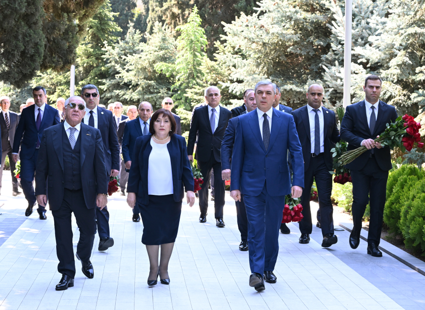 Azerbaijan’s state and government officials pay tribute to National Leader Heydar Aliyev (PHOTO)