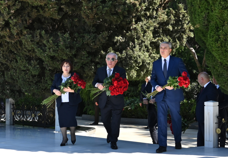 Azerbaijan’s state and government officials pay tribute to National Leader Heydar Aliyev (PHOTO)
