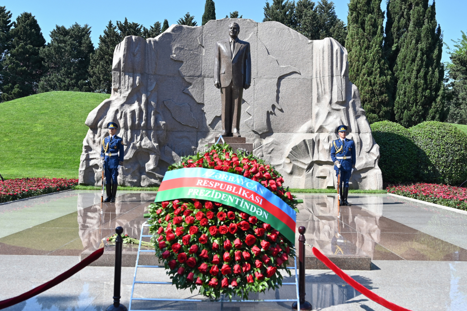 Azerbaijan’s state and government officials pay tribute to National Leader Heydar Aliyev (PHOTO)