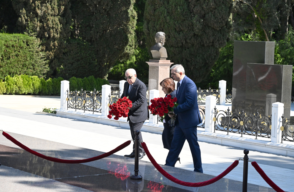Azerbaijan’s state and government officials pay tribute to National Leader Heydar Aliyev (PHOTO)