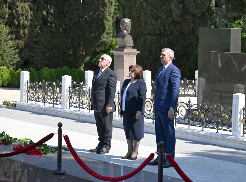 Azerbaijan’s state and government officials pay tribute to National Leader Heydar Aliyev (PHOTO)