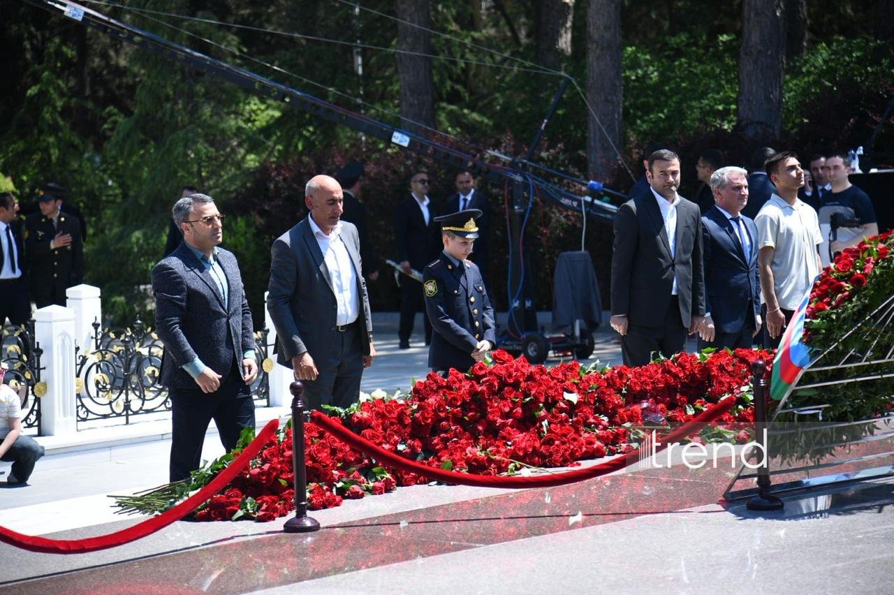 Azerbaijani people honor memory of National Leader Heydar Aliyev (PHOTO)